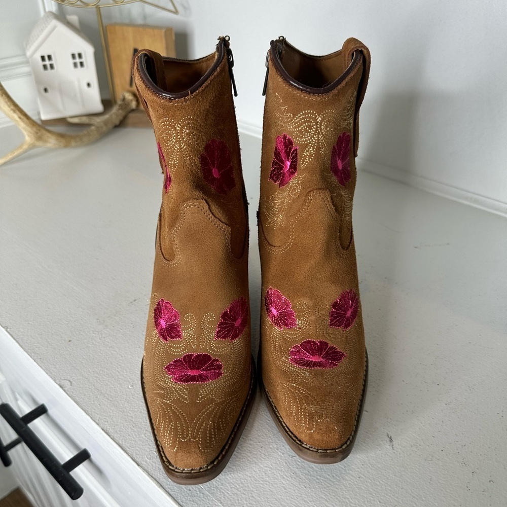 Dingo Tan Suede Embroidered Floral Western Ankle Boots Women’s 7M - Picture 2 of 9